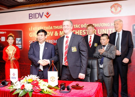 mở thẻ tín dụng BIDV Visa Manchester United nhận ngay quà tặng