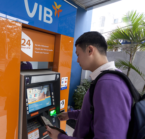 Ngân hàng quốc tế VIB miễn phí rút tiền liên ngân hàng thẻ ATM